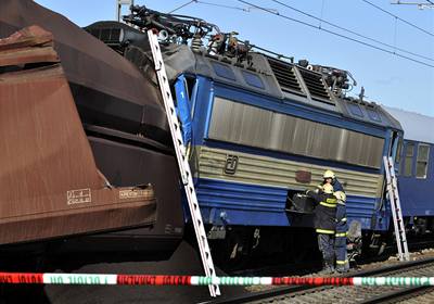 Dva nákladní vlaky se 13. záí asn ráno srazily na pátení trati vedoucí z Prahy do Olomouce v úseku mezi Moraviany a Mohelnicí. 